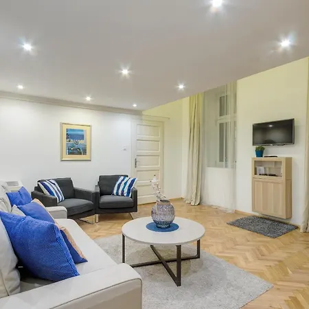Beautiful At Basilica Apartment
